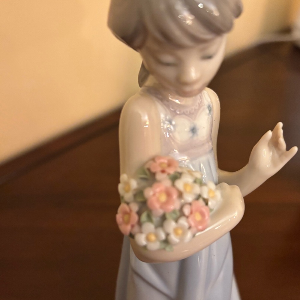 THURSDAY PRICE REDUCTION Lladro Figurine 5604 “Spring Token” pre-owned - Picture 6 of 8
